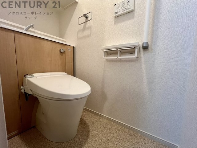 温水洗浄便座付きのトイレです♪