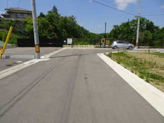 【前面道路含む現地写真】 | 川西市清和台東2丁目4の14　建築条件無土地