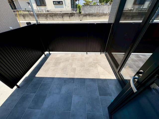 「サウナ付き分譲住宅」南国市大そね甲2号地　新築一戸建てのその他|目隠しフェンスでプライベートを確保したタイルデッキ。BBQや外気浴などマルチに使える憩い空間。