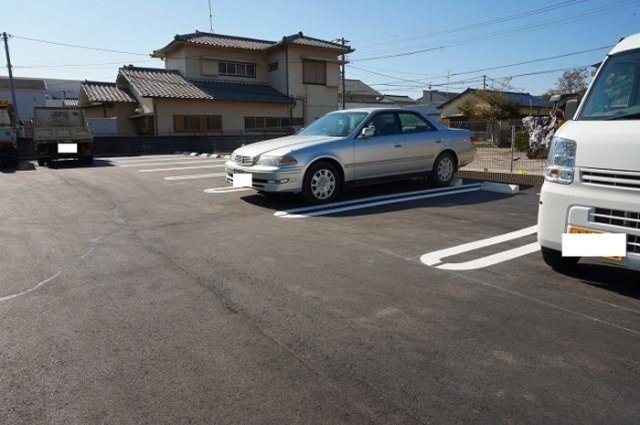 平松ハイツ　弐番館の駐車場
