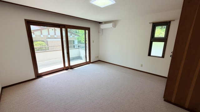 メゾネットタイプの2LDK中古マンション 2026年リフォーム済の寝室|1F主寝室(約11.5帖)、南と西の2面採光。