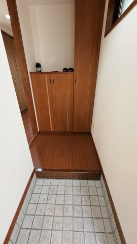 メゾネットタイプの2LDK中古マンション 2026年リフォーム済の玄関|正面には収納スペースをたっぷりと用意