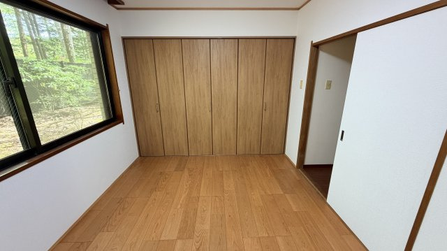 メゾネットタイプの2LDK中古マンション 2026年リフォーム済の洋室|元和室をリフォームした1F約6帖の洋室①。エアコン新品あり。