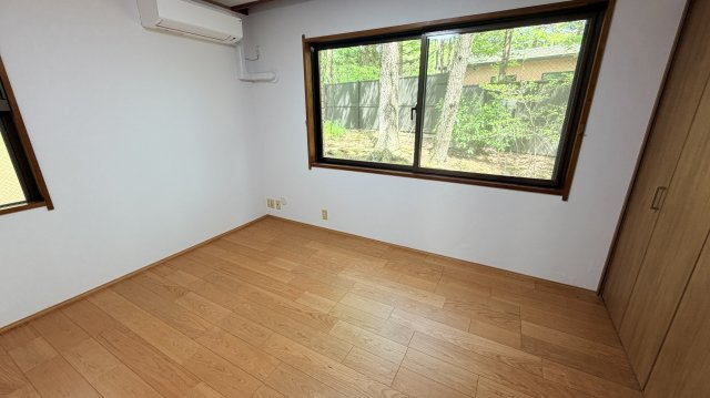 メゾネットタイプの2LDK中古マンション 2026年リフォーム済の洋室|元和室をリフォームした1F約6帖の洋室②。北側と西側の2面採光。