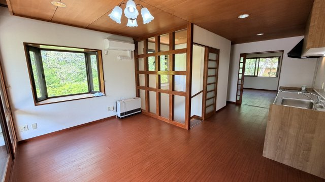 メゾネットタイプの2LDK中古マンション 2026年リフォーム済のキッチン|2Fのダイニングキッチン。東西南北の4面採光。