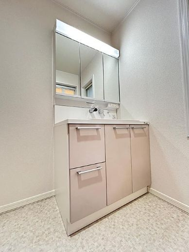 青葉区すみよし台　中古戸建の独立洗面台|独立洗面台、小物を置くことができて便利です