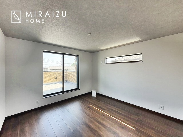 【寝室】 | 居心地の良さそうなリラックスできる空間。独立性のある建物ですので、ご自分の時間を大切にしたご家族様にぴったりです！