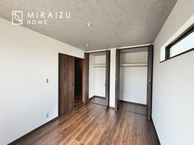 【子供部屋】 | お子様のお部屋にも主寝室にも使えますね。窓が二面についていますので採光もばっちり、空気の入れ替えもOK！自分のお部屋を持ちたいお子様の夢を叶えます！