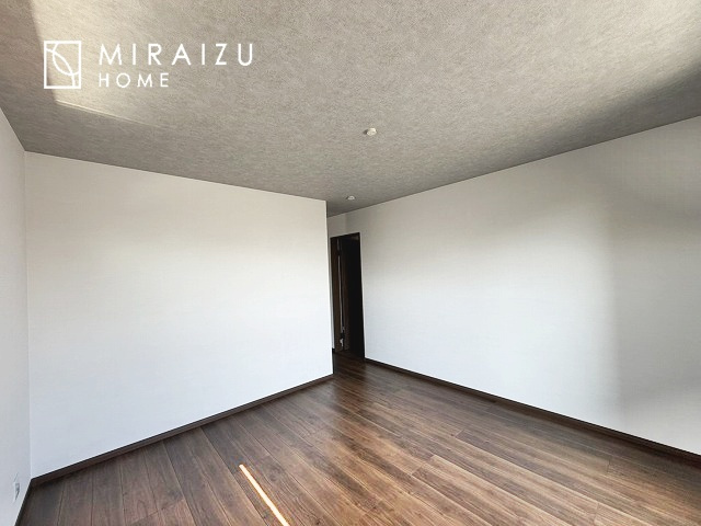 【寝室】 | 小鳥の鳴き声で目覚める朝、爽やかな風が入ります。太陽の陽射しでお洗濯物がカラッと乾き、気持ちの良い洋服とお布団で快適に過ごせます。