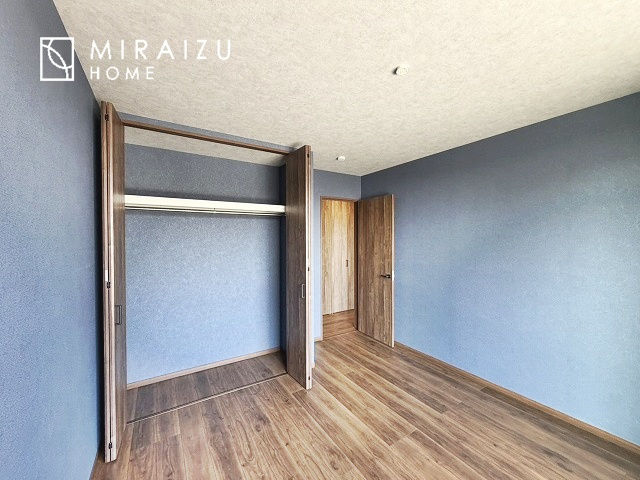 【洋室】 | 収納あり、自然な採光ありの洋室。家族みんなが気持ち良く目覚められる、過ごしやすい主寝室などにもお勧め。もちろん、ペットもご一緒に。
