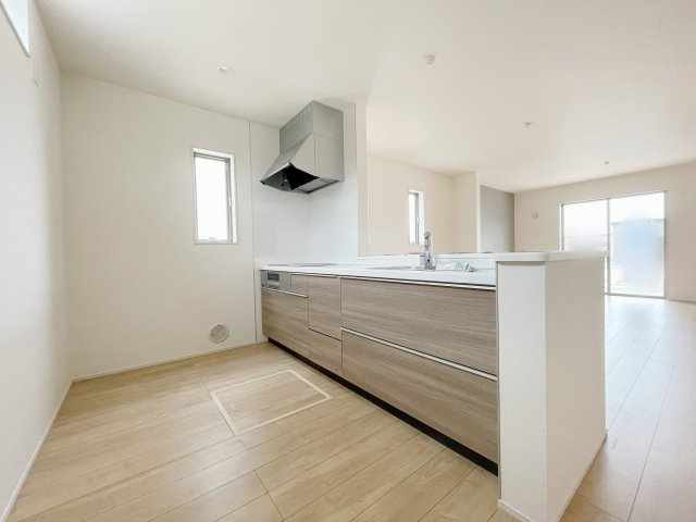 新築戸建・新築建売　郡山市東山1丁目1期　守山小・守山中のキッチン|対面キッチンなのでリビングの様子が見渡せます！小さなお子様がいるご家庭では見守りながら家事ができますね！