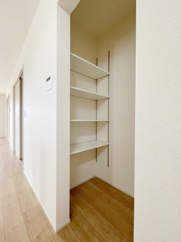新築戸建・新築建売　郡山市東山1丁目1期　守山小・守山中の収納|キッチン隣には可動棚付きパントリー！