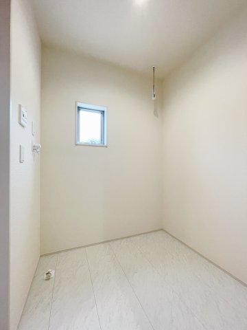 新築戸建・新築建売　郡山市東山1丁目1期　守山小・守山中のランドリースペース|脱衣スペースには室内物干しもありこのスペースで完結できます！