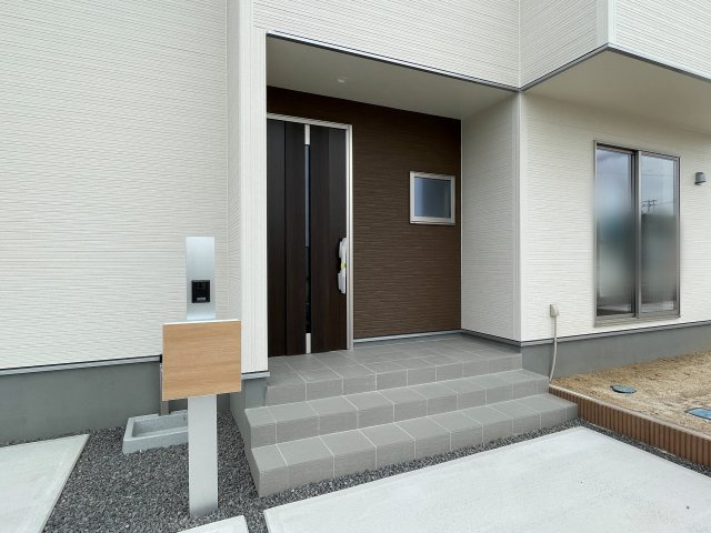 新築戸建・新築建売　郡山市東山1丁目1期　守山小・守山中の玄関|カメラ付きインターホン・メールボックス付きの玄関！外水栓もついています！