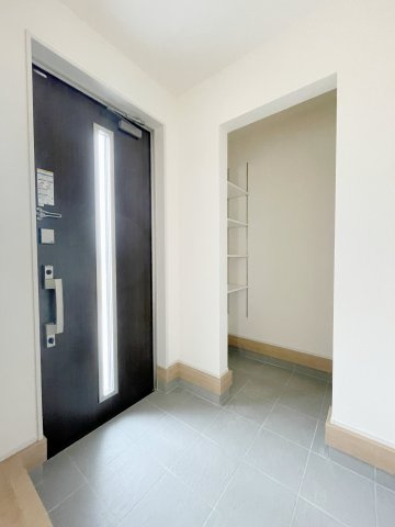 新築戸建・新築建売　郡山市東山1丁目1期　守山小・守山中の玄関|シューズインクローク付きの玄関！ドア窓からも優しい日の光が取り込めます！
