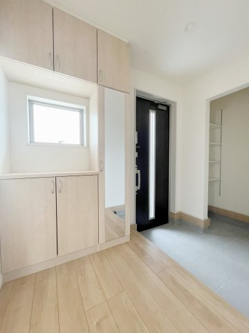 新築戸建・新築建売　郡山市東山1丁目1期　守山小・守山中の玄関|シューズクロークの他にシューズボックスもあります！鏡付きでお出かけ前の身だしなみチェックもばっちり♪
