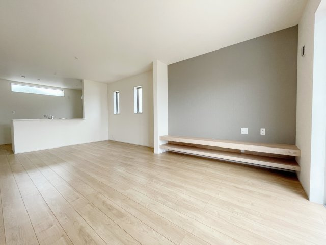 新築戸建・新築建売　郡山市東山1丁目1期　守山小・守山中の居間・リビング|おしゃれな造作テレビ台付きリビング！テレビを置かなくてもインテリアの飾り棚としてもお使いいただけます！