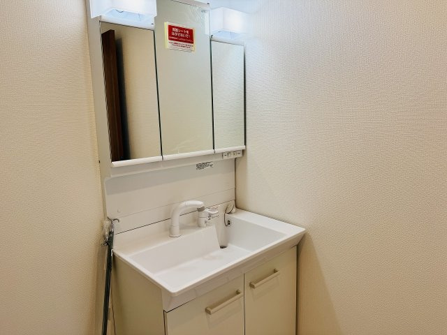 八王子市　絹ケ丘　新築一戸建ての独立洗面台|～３面鏡付きの独立洗面台　細々している物をスッキリ収納出来ます～