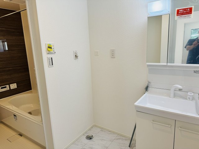 八王子市　絹ケ丘　新築一戸建ての脱衣所|～窓付きで明るい洗面所　換気もしやすいです～