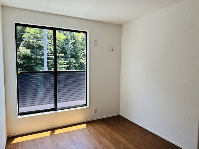 八王子市　絹ケ丘　新築一戸建ての洋室|～2階バルコニーに面している5.3帖の洋室です～