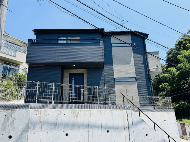 八王子市　絹ケ丘　新築一戸建ての外観|～長沼駅徒歩20分・北野駅徒歩22分　南西角地につき陽当たり・風通しの良い戸建て～