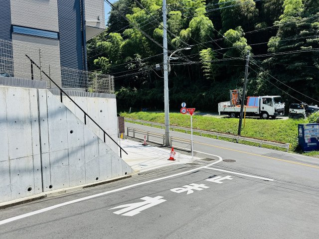 八王子市　絹ケ丘　新築一戸建ての前面道路含む現地写真|～南西角地で陽当たり・風通しの良い戸建て～