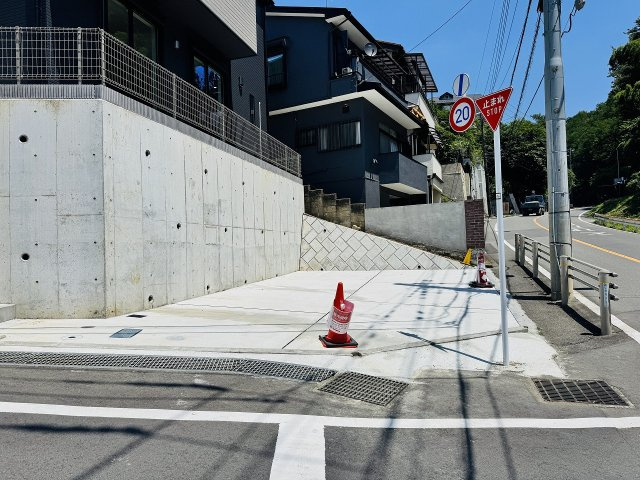 八王子市　絹ケ丘　新築一戸建ての駐車場|～並列2台駐車可能カースペース～