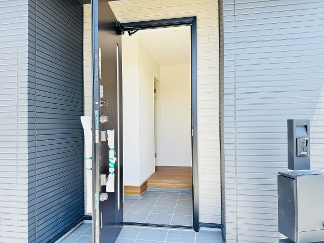 八王子市　絹ケ丘　新築一戸建ての玄関|～シューズインクローク付き　物が溢れがちな玄関をスッキリとした状態に保てます～