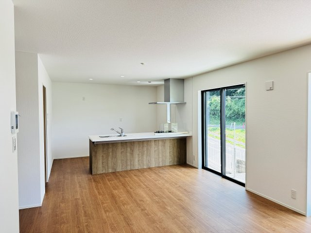 八王子市　絹ケ丘　新築一戸建ての居間・リビング|～18.5帖の明るいLDKで、家族団欒の時間をお過ごしいただけます～