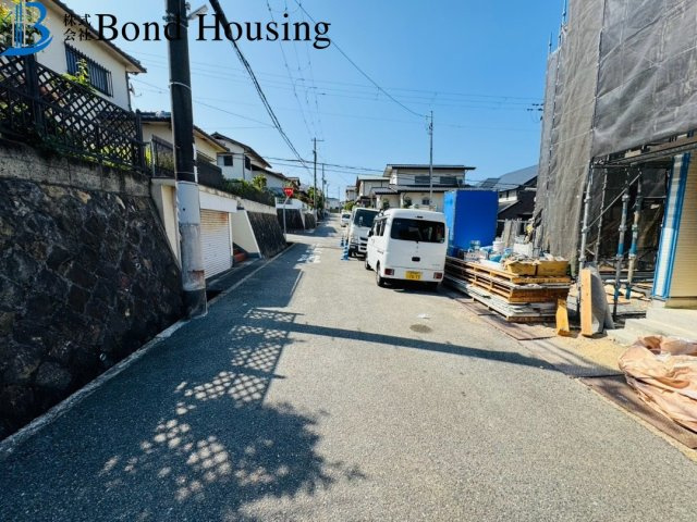 駐車並列2台可能　美山台1期　新築2区画　1号棟の前面道路含む現地写真