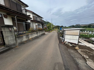 【前面道路含む現地写真】 | 相模原市緑区根小屋　カーポート　4LDK