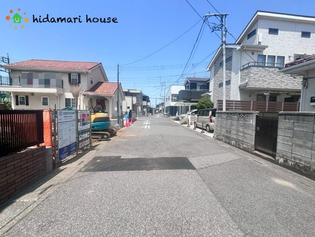 上尾市向山1丁目2期　新築戸建　ブルーミング01の前面道路含む現地写真