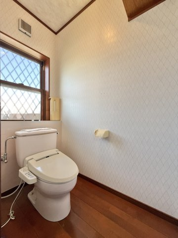 中央区新橋町のトイレ|2F　トイレにも窓があり明るく換気もでき清潔に保つことができます。