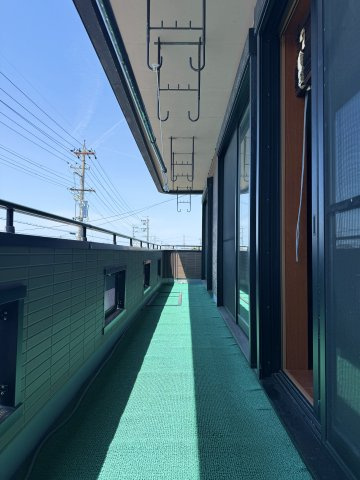 中央区新橋町のバルコニー|長いバルコニーで洗濯物や家族分のお布団が気持ちよく沢山干せますね！