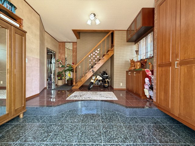 中央区新橋町の玄関|大理石とエコカラットとふんだんに使った玄関。玄関入っても建物の重厚感が伝わってきます。