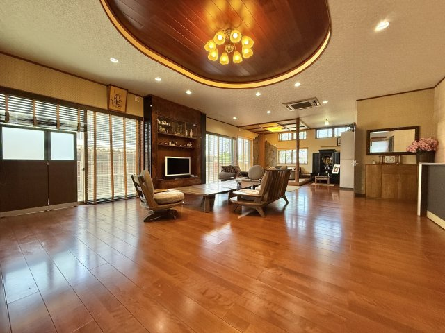 中央区新橋町の居間・リビング|1F 約49.5帖のリビングは開放感が溢れ窓も多いので明るく来客を招いてのホームパーティーなどもできそうですね♬