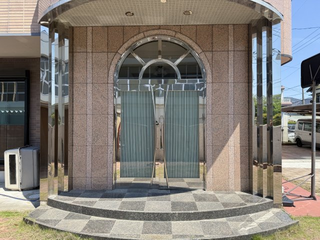 中央区新橋町のエントランス|重厚感溢れる玄関です。玄関ドア一つとっても、オーダーで作られています！！