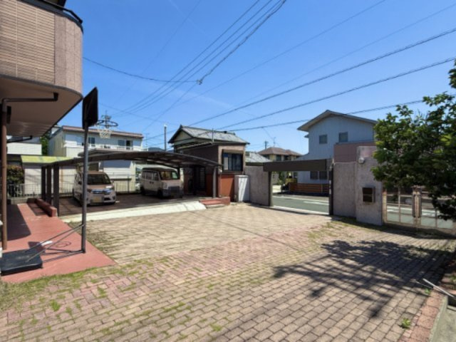 中央区新橋町の庭|門内のスペースは、駐車場１０台程停めることができます。車好きでセキュリティーを気にしている方にもおススメです♪