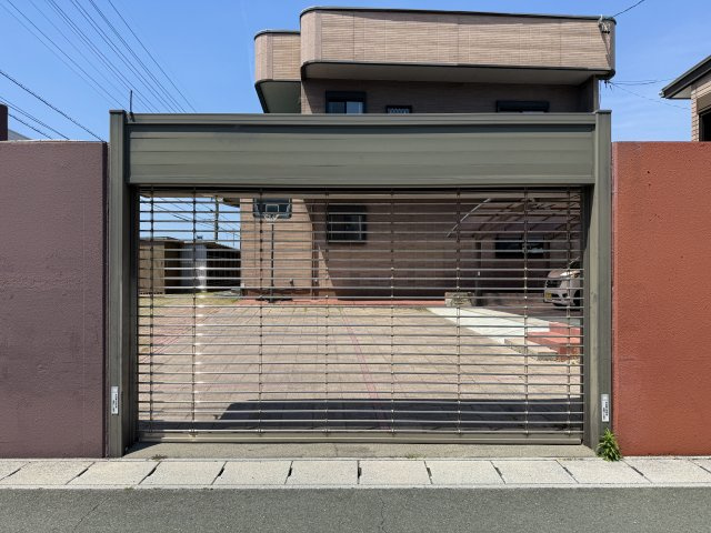中央区新橋町の設備|道路に面した所には防犯面でも安心できる電動シャッターがついております！