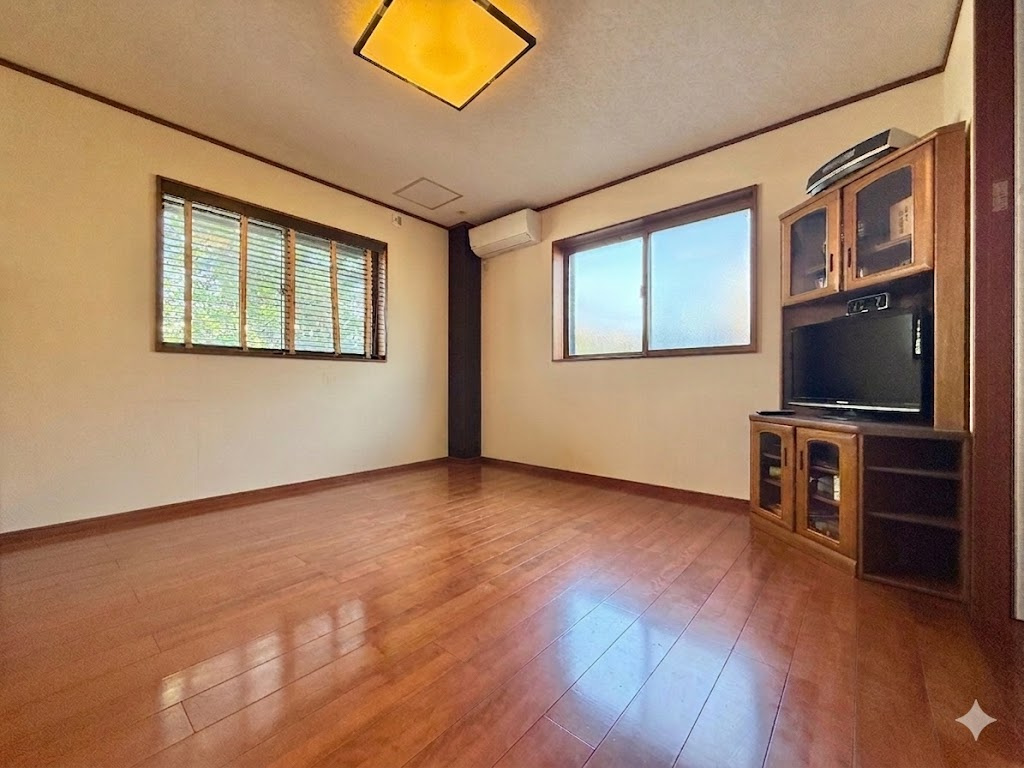 中央区新橋町の洋室|1F 約9.6帖のお部屋は2面採光で明るく木のぬくもりを感じられる空間でゆったりと過ごせます。