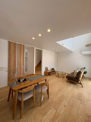 行橋市西宮市5丁目　新築一戸建ての居間・リビング|吹き抜け付きのオシャレなリビング♪
【行橋市　新築一戸建て】