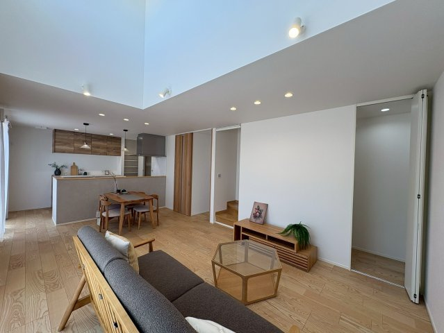 行橋市西宮市5丁目　新築一戸建ての居間・リビング|吹き抜け付きのオシャレなリビング♪
【行橋市　新築一戸建て】