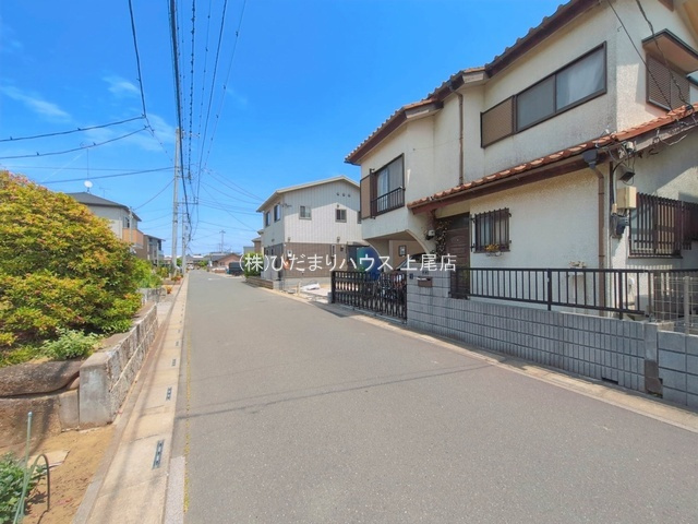 西区西大宮4丁目　新築戸建　ブルーミング01の前面道路含む現地写真