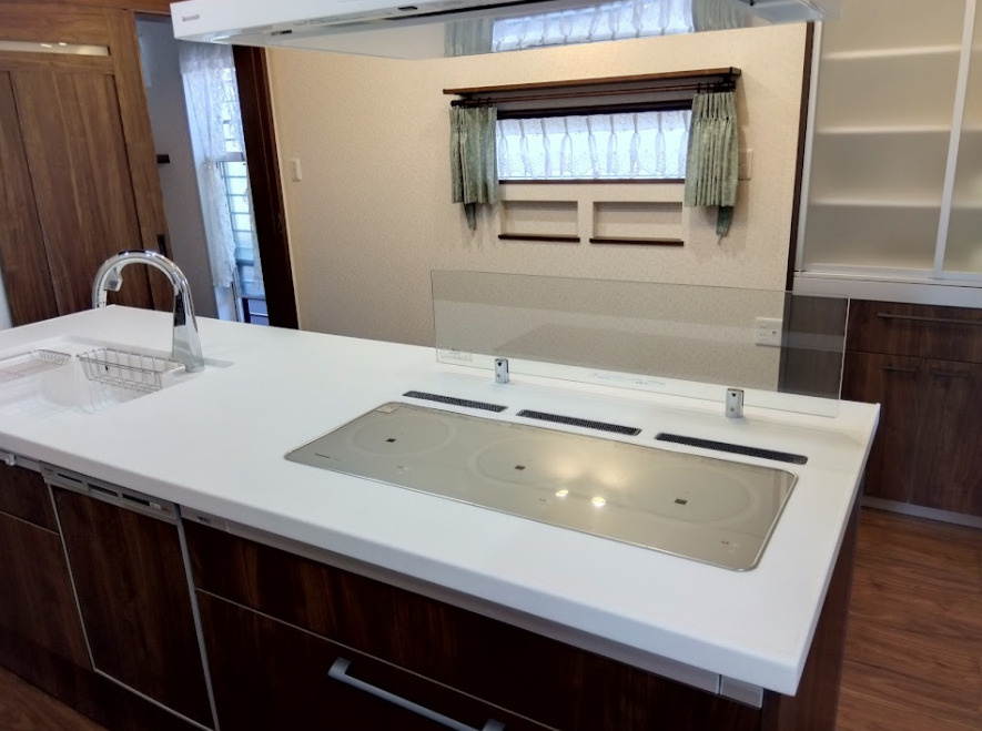売中古戸建　三島市北沢のキッチン|開放感のあるアイランドキッチンは、ご家族との会話を楽しみながら料理ができる魅力的な空間です。