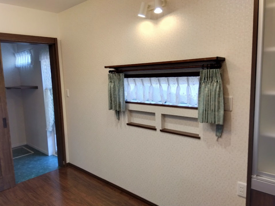 売中古戸建　三島市北沢の内装|洒落な飾り棚付きの小窓やニッチが映える、こだわり設計のお部屋です。見せる収納を楽しみつつ、奥の大容量ウォークインクローゼットで生活感はスッキリ隠せます、デザイン性と機能性を両立した心地よい空間です。