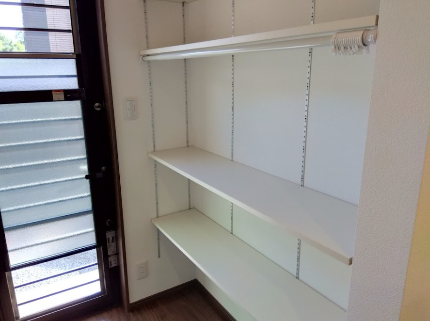売中古戸建　三島市北沢の収納|勝手口横に便利な可動棚を完備しています。日用品収納など多用途に使えます。高さを自由に変えて、空間を無駄なくスッキリ活用可能です。