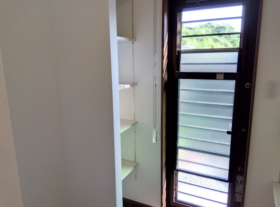 売中古戸建　三島市北沢のその他|ロールスクリーン付きで来客時には隠せるのが魅力です。パントリーや日用品収納に最適で空間をスッキリ保てます。