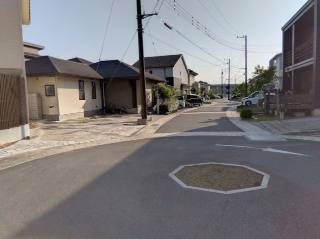 売中古戸建　三島市北沢の前面道路含む現地写真|緑豊かで閑静な街並みに佇む、開放感あふれる住環境です。前面道路は舗装され、安心の広さです。のびのびと快適な新生活をスタートできます。
