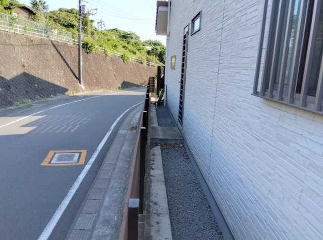 売中古戸建　三島市北沢の前面道路含む現地写真|日当たり良好な高台に佇む、白壁が美しい戸建てです。前面道路は舗装され、視界が広く開放的な住環境です。
