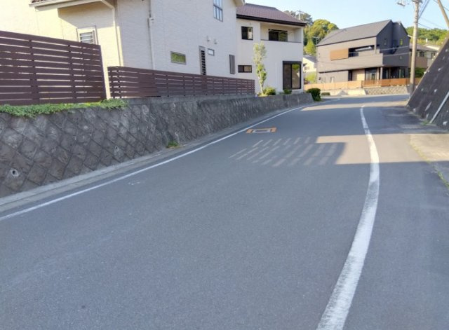売中古戸建　三島市北沢の前面道路含む現地写真|日当たり良好な高台に位置する、開放感あふれる閑静な住宅街です。前面道路は幅員があり、車の運転や駐車もスムーズです。
